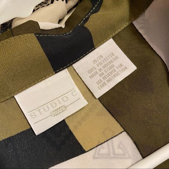 Pretty Studio C Plus Green Blouse or Shrug - Picture 6 of 8